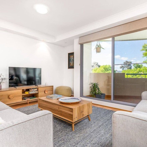 2BR/2BA Apt w/Dedicated Workspace & Free parking!