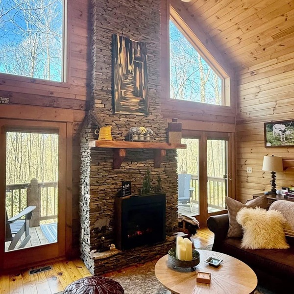2BR/2BA Cabin Near Downtown West Jefferson Fireplace + Workspace