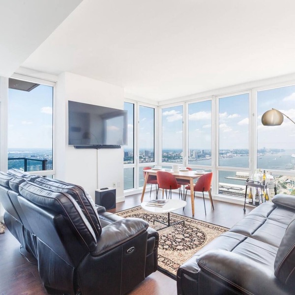 2BR/2BA Luxury NYC Condo – Stunning Views, hot spots, Ideal for Leisure/Business