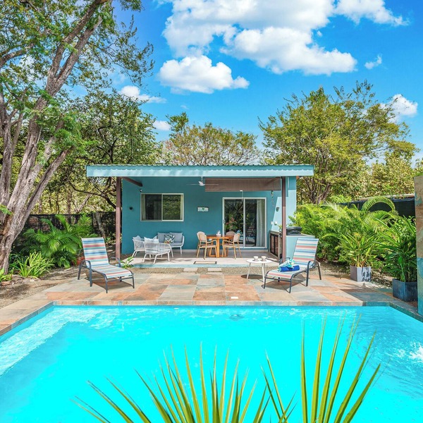 2BR - 2BTH Beach House w/Pool Casa Pingüino Azul