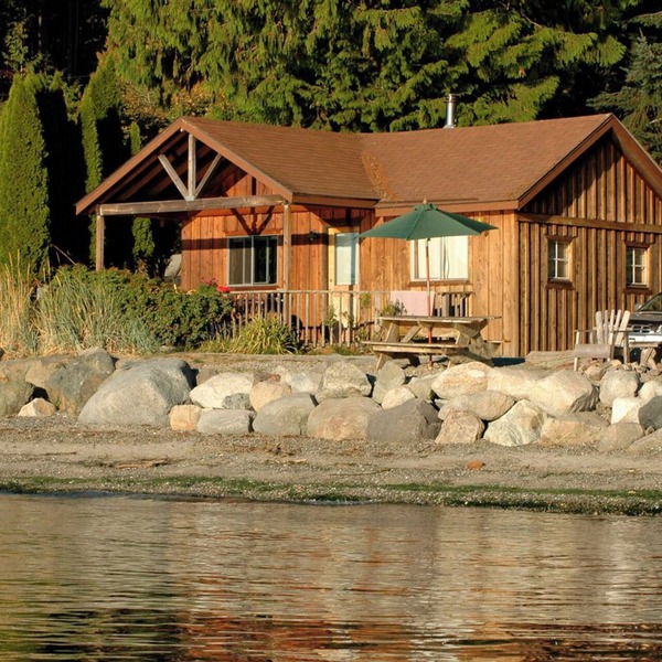 2BR Beachfront Cabin on epic west-facing sand and pebble beach!