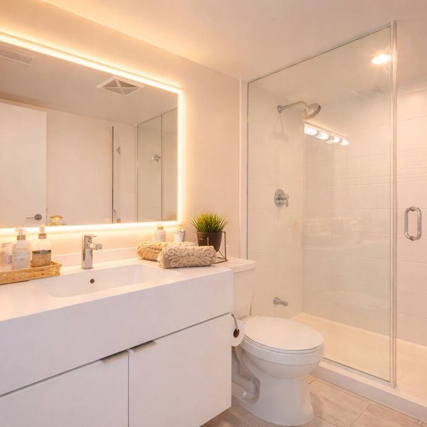 2BR Downtown Toronto Retreat with Free Parking