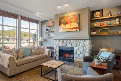 2BR in Blackcomb Greens, Wood Fireplace, Hot Tub Access, Mountain Views, Free Ski Shuttle, Parking