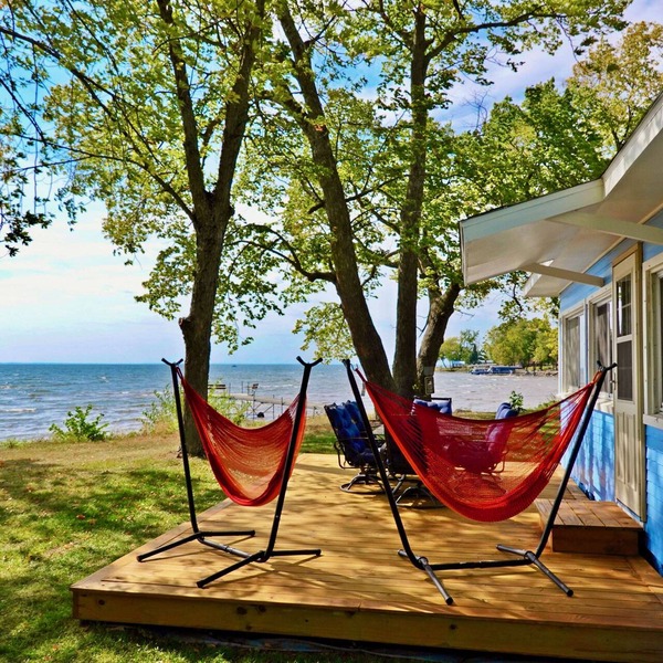 2BR Lakefront Cabin, Sandy Beach, Kayaks, Docks, Hammock Chairs & Firepit