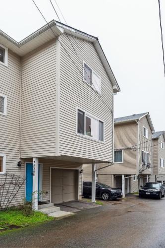 2BR Seattle Oasis - A Short Stroll to Light Rail