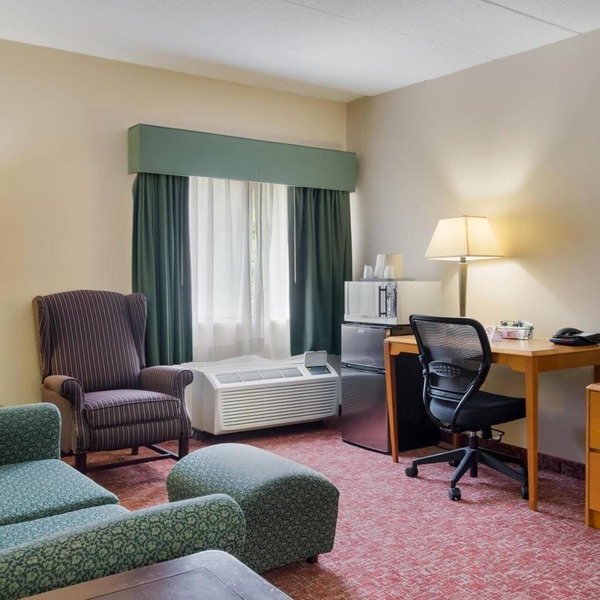 3 Accommodations for Big Groups | near Stadium Theatre | Free Bfast & Parking!