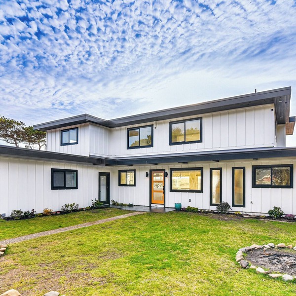 3-Acre Oceanfront Home: Game Room & Fire Pit!