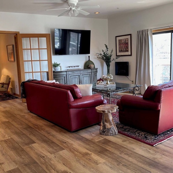 3-bdrm in Charming Downtown Frankfort!Overlooks marina. 2 blocks from Lake Mich!