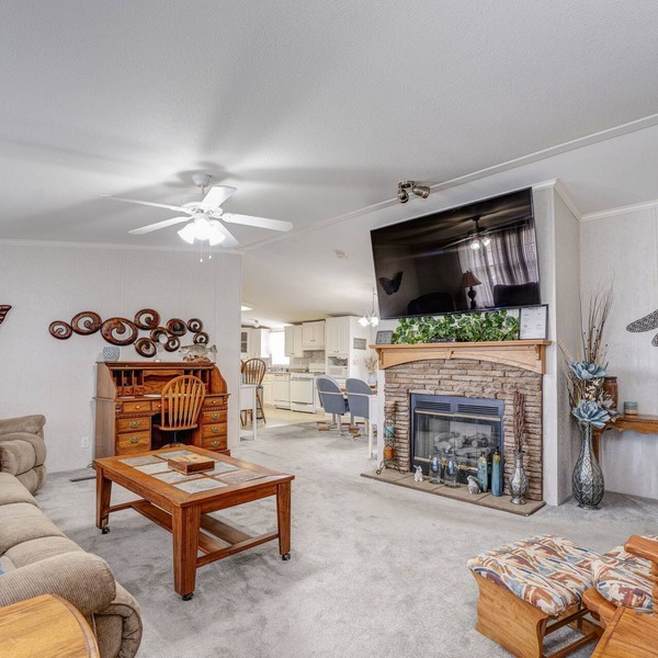 3 bed/2 bath home +office w/futon with community boat ramp & dock to Weiss Lake