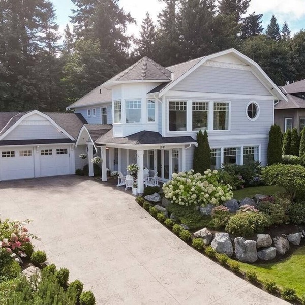3 bed/5 bath beautiful coastal family home w/water views near airport & Sidney