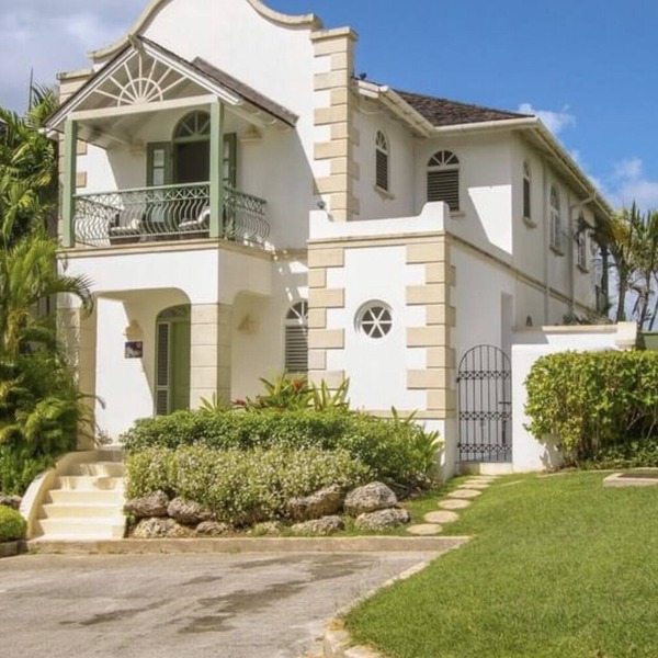 3 bed villa 3.5 bathroom Air con Wifi 3 pools Gym Tennis Gated community