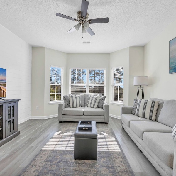 3 bedroom 2 bath, Southern and beach style apt comfortable for whole family