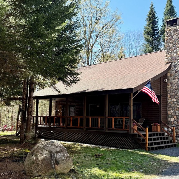 3 Bedroom, 2 Bath Secluded Old Forge Log Cabin