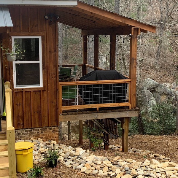 3-bedroom 2 & half baths cabin sleeps 8. Fast WiFi, directly on the Henry River.