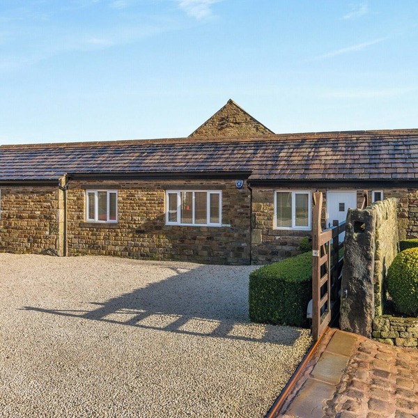 3 bedroom accommodation in Upper Midhope