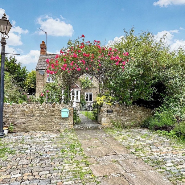 3 bedroom accommodation in Sutton Benger, near Lacock