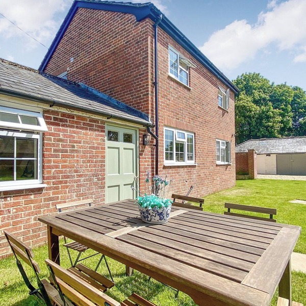 3 bedroom accommodation in Poulshot, near Devizes