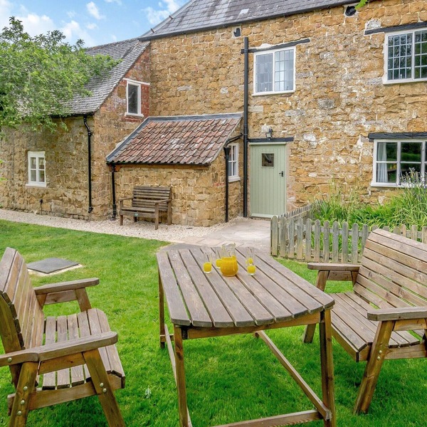 3 bedroom accommodation in Breadstone, Vale of Berkeley