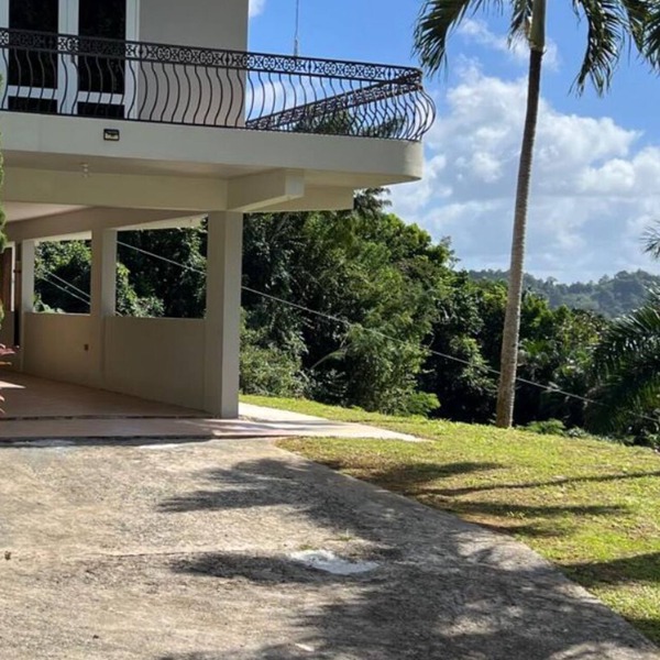 3-bedroom house with Solar Energy, Water cistern, AC, and high speed internet.