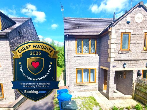 3 Bedroom Spacious Modern Comfortable Home in Rochdale, Work, Relax, Explore Manchester, Oldham, Bury
