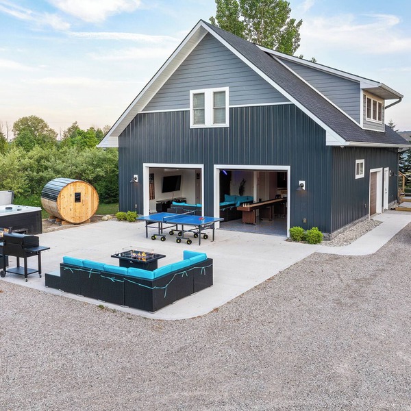 3 CABINS + BARDOMINIUM/HOT TUB/SAUNA/6 BEDROOMS