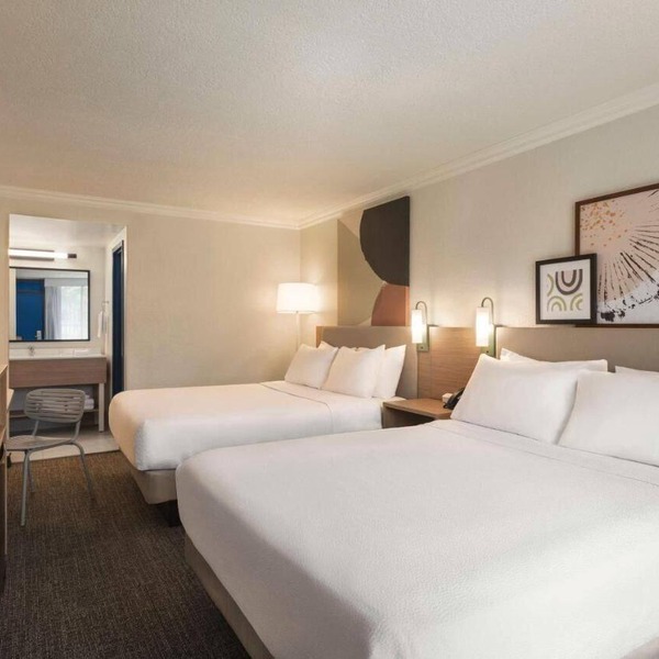 3 Comfortable Rooms Perfect for Beach Getaways – Free Shuttle & Breakfast