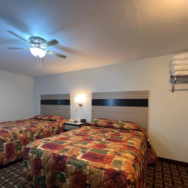 3 Group-Friendly Rooms + Free Parking – Near Nebraska City Attractions