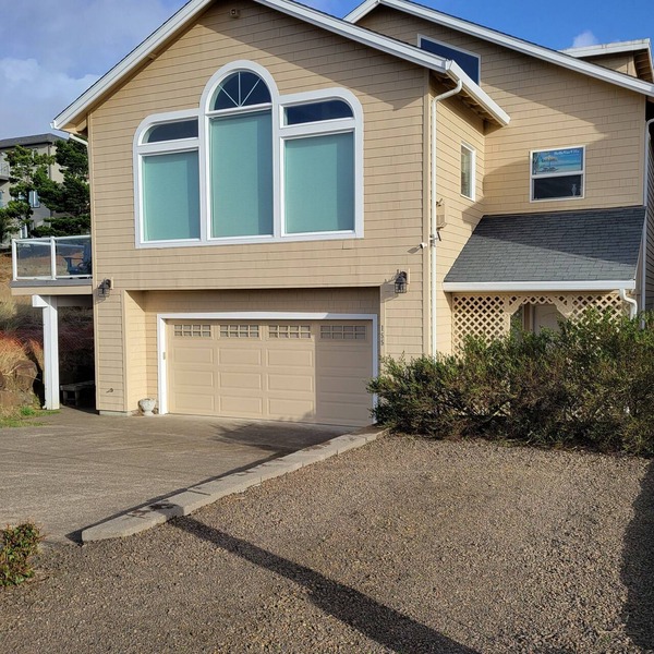 3 Master Suites, Spa, Pool table, Game room, views