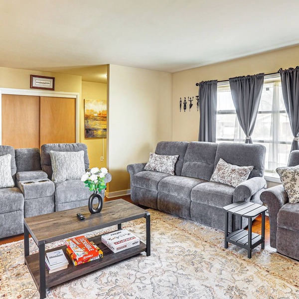 3 Mi to Berkshire Mall: Suburban Stay w/Yard!
