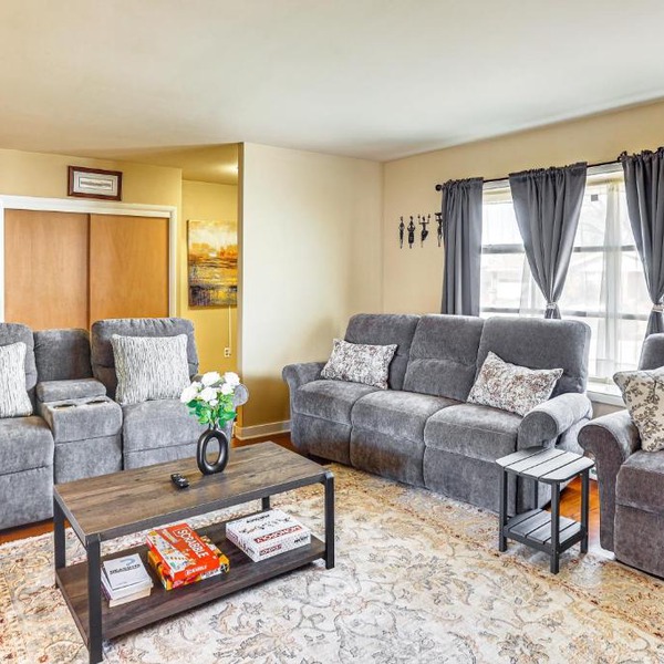 3 Mi to Berkshire Mall: Suburban Stay w/Yard!