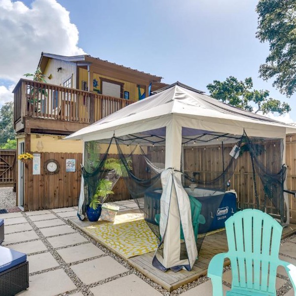 3 Mi to Boardwalk: Bacliff Apartment w/Hot Tub