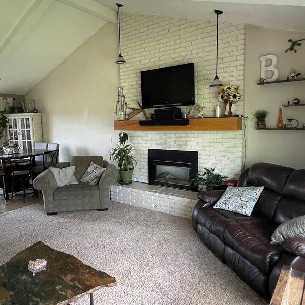 3 peaceful acres: big sky & mountain views, wildlife, farm life; minutes to town