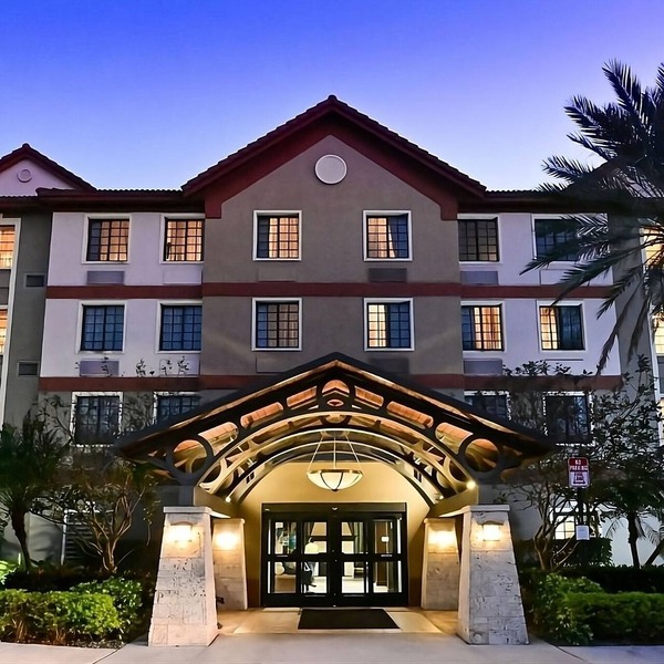 3 Pet-friendly Accommodations Minutes to Fort Lauderdale Beach! Free Breakfast