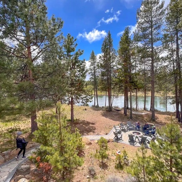 3 Private Riverfront Acres. Sleeps 30. Dock/Hot Tub/Pool Table/Disc Golf