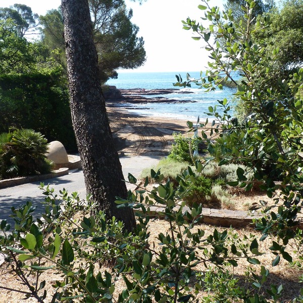 30m from the beach, air-conditioned house, sea view, enclosed garden, ideal for families