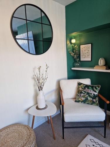 #37 Elegant & Spacious Home for 6 - Perfect for Contractors and Families - free parking