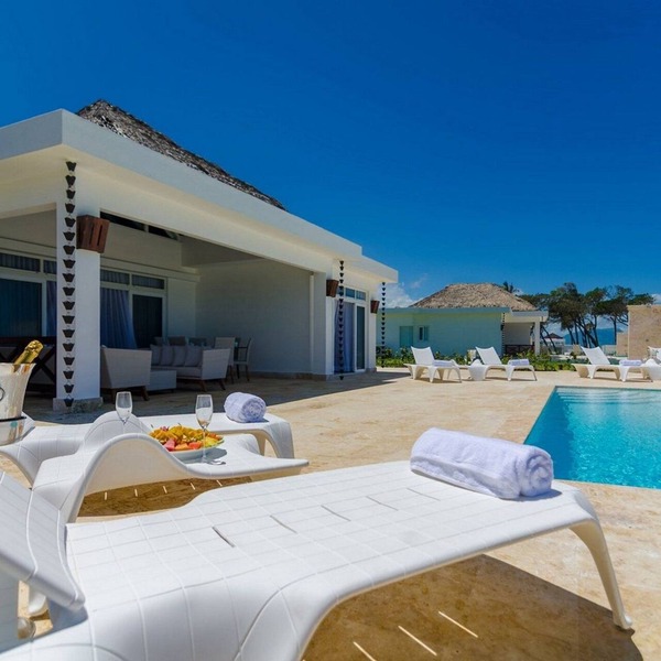 3BD Oceanfront villa, private pool & golf cart, gym/tennis!