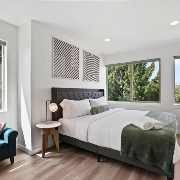 3BR 2.5BA Rooftop View Green Lake Hideaway