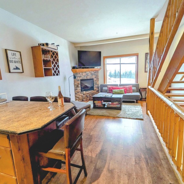 ★ 3BR/2B TH, ski-in/walk-out, by ski run, new private hot tub, fireworks view!★