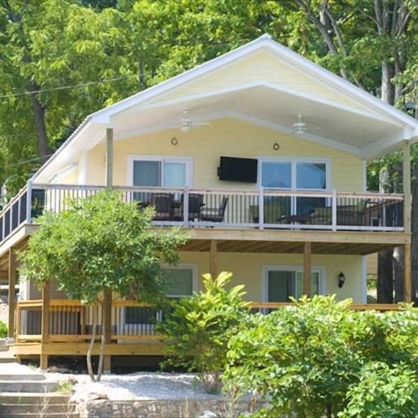 3BR/2BA Lakefront Property, Includes Boat Slip