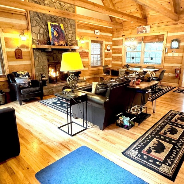 3BR 3BA Log Cabin, Pond Front, Hot Tub, Pool Table, near Skiing & Pet friendly