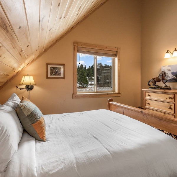 3BR A frame near West Yellowstone, just 7 minutes from the park! Mule Deer Cabin