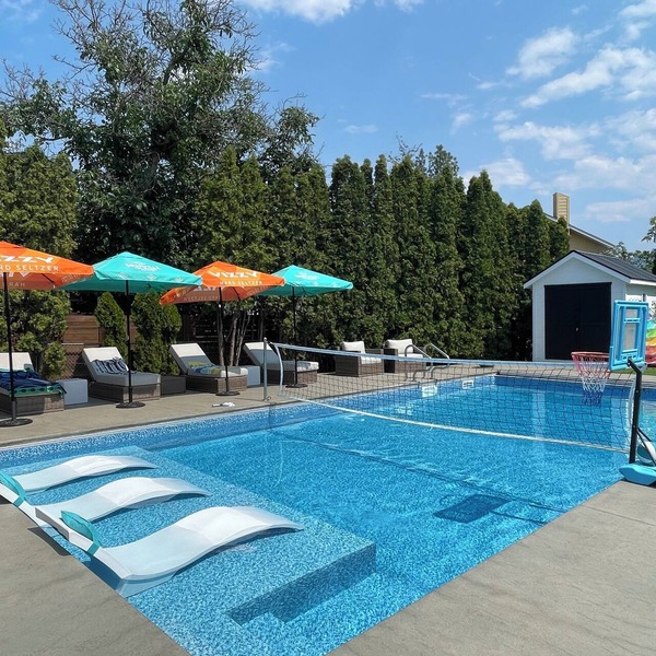 3BR Modern Kelowna Home w/Pool & Sandy Beach Access