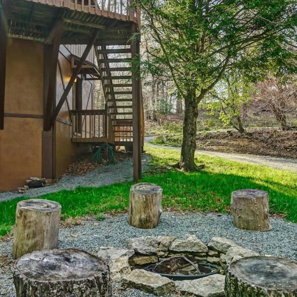 3BR Mountain Cabin with VIEWS and FIREPIT Sleeps 8