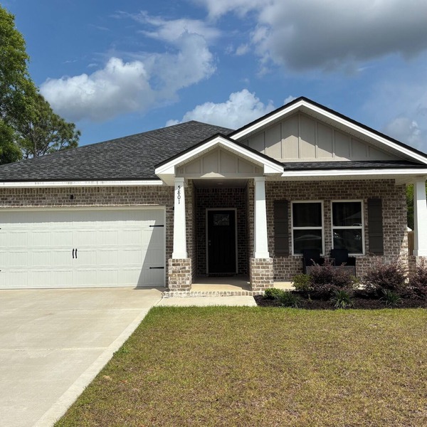 4.0 Mi. to North Crestview 3-bedroom house, close to Base, Airport and Beach.