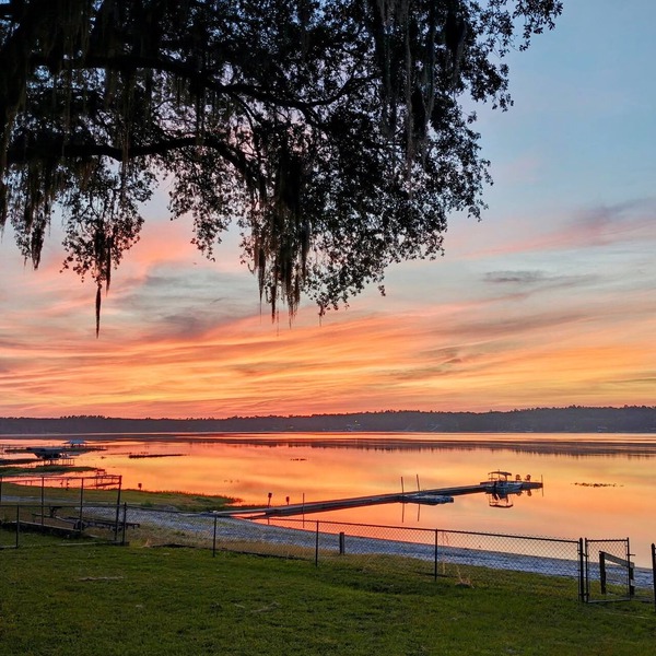 4-2 Lakefront home on Crystal Lake- fish off the dock, kayak, enjoy back porch!