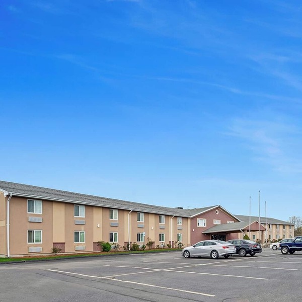 4 Affordable Units Near Capron Park Zoo, Comes with FREE Parking and Breakfast!