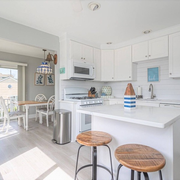 4 bdrm , 2 bath beach house 1 1/2 blocks from beach!