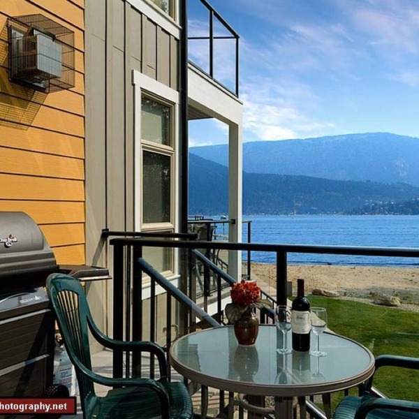 4-Bdrm Waterfront Townhome