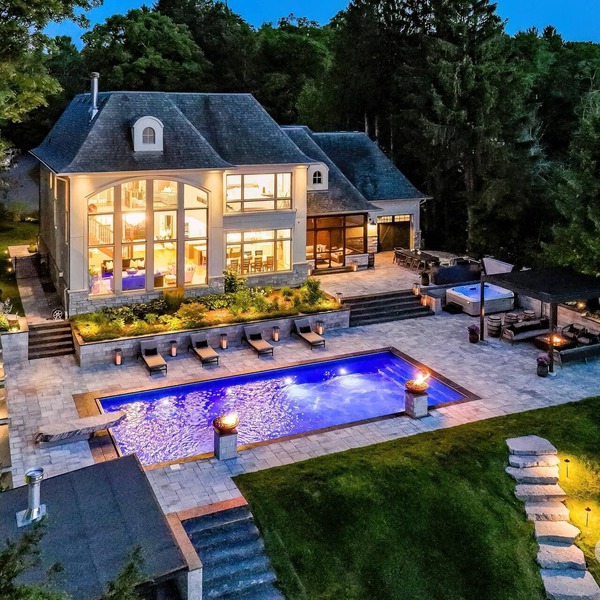 4 bed 5 bath Executive Home on Lake Simcoe with inground Pool!